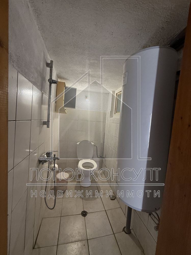 Къща с двор в село Гълъбово - 0