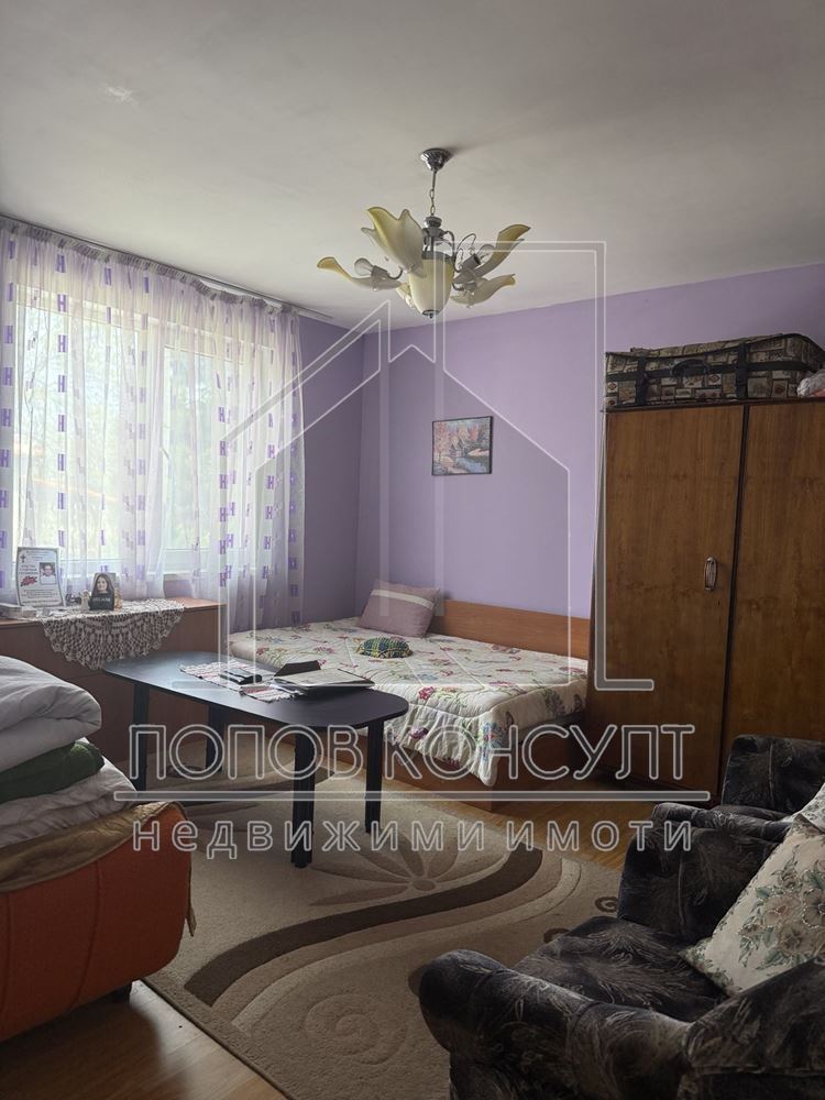 Къща с двор в село Гълъбово - 0