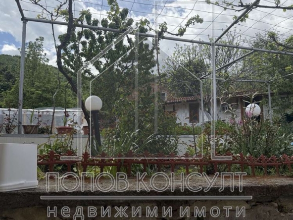 Къща с двор в село Гълъбово - 0